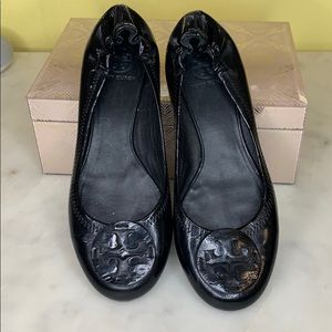 Tory Burch Minnie travel flats. Black patent